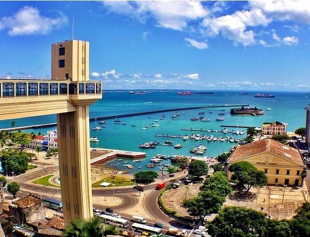 Elevador Lacerda e Baía de Todos-os-Santos em Salvador